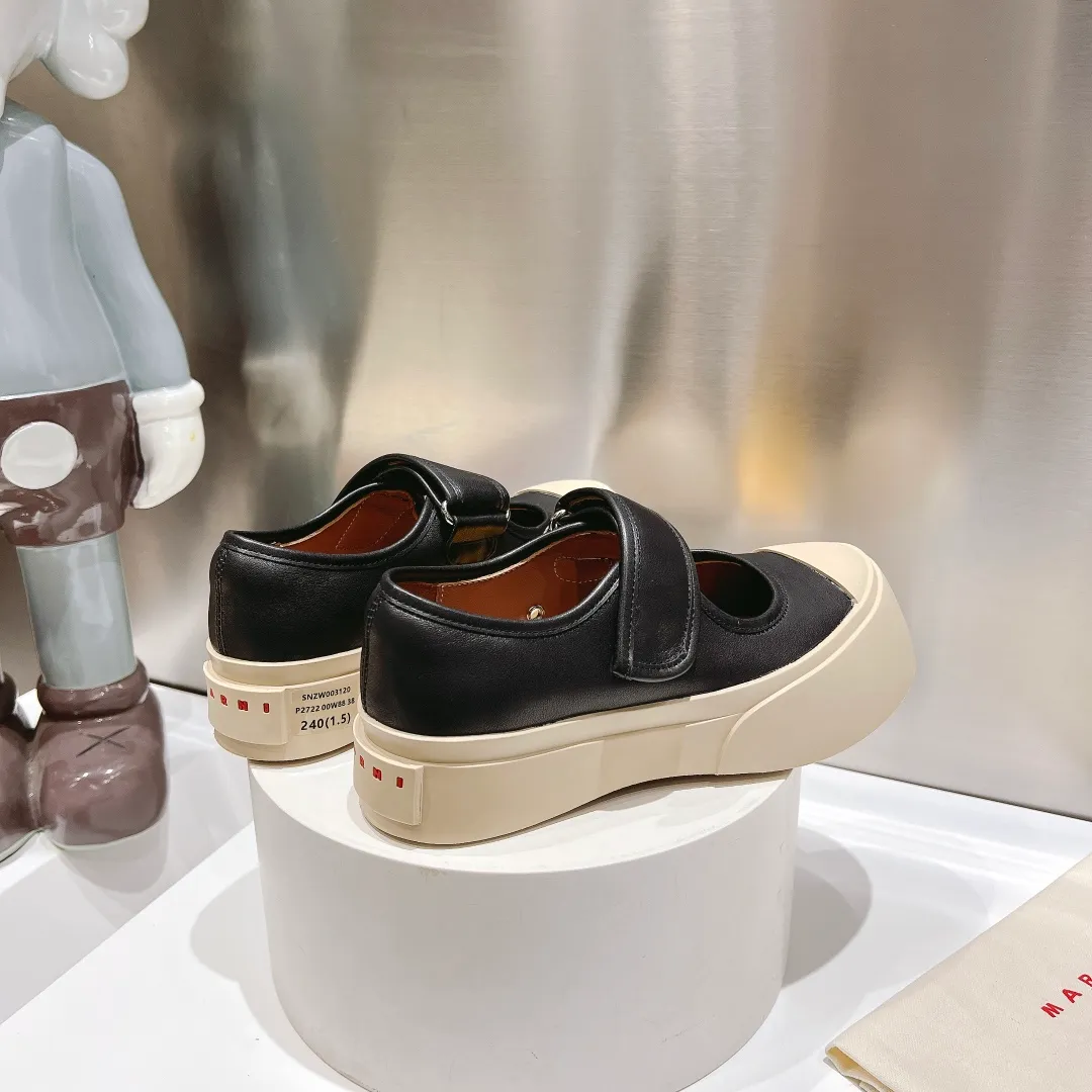 👟👟Ex-factory price 480👟👟 (exclusive top quality) Marni|Mary Jane big head doll shoes‼ ️Upgraded outsole, consistent lasting process with the original version, upgraded to the latest official original packaging‼ ️ Mani’s incomparable and versatile white shoes! I'm tired of the regular white shoes, so I bought a pair of different style thick-soled big-toe shoes. Paris International Fashion Week catwalk model, purchase-level version, all Internet celebrities wear it, Song Zuer, Zhao Lusi, Huo🔥 Show... [4.5cm increased sole] Not bulky, light and soft, comfortable on the feet! It feels very good on your feet and doesn't scratch your feet at all! Extremely comfortable! Daily travel! Wear whatever you like regardless of the occasion, no fear of any dress code, no pressure to dress! ✔Upper: imported cowhide fabric ✔Lining: lambskin lining ✔Outsole: exclusive original molded 1:1 rubber ➕T👟👟factory price U outsole! Floating beige is not completely white. Difference between market currencies We are different‼ ️ ✔𝐒𝐢𝐳𝐞: 35-40